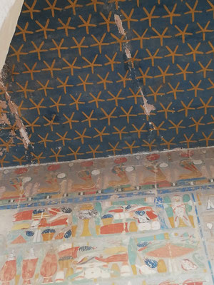 detalle de la pared y el techo el templo de Hatshepsut, con los colores originales