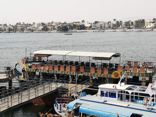 los barcos que unen las dos orillas del Nilo en Luxor (y que permiten llevar la bici)