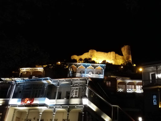 la ciudad con la fortaleza de Narikala