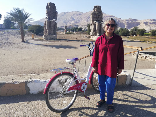 como siempre que estoy en Luxor alquilo una bici y me dedico a visitar. Aqui con los colosos de Memnon, construidos para el templo funerario del faraon Amenhotep III.  Recientemente han empezado a exavar sus ruinas.