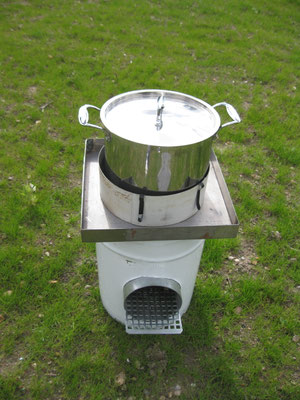 Cuiseur à bois économe : avec casserole