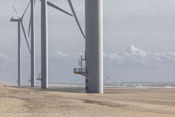 Windmolens op strand Maasvlakte