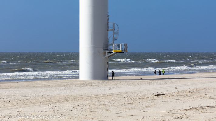 Windmolens op strand Maasvlakte
