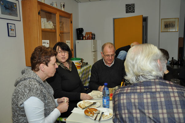 und lassen sich die Würste schmecken...