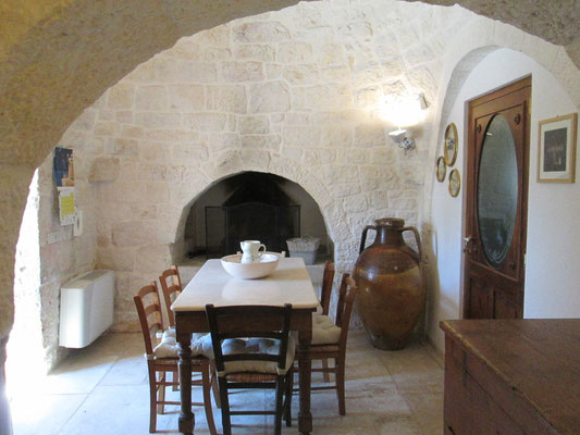 Trullo Fico d'India - Sala da pranzo  con camino