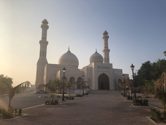 Othman Bin Affan Moschee, Sur 