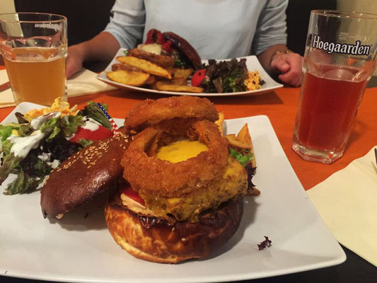 Burger Twenty Buns, Mons 