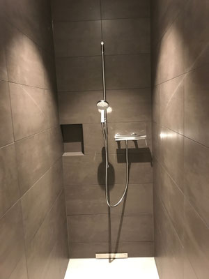 Neubau Dusche mit keramischen Wandbelägen und Epoxidharzfugen 