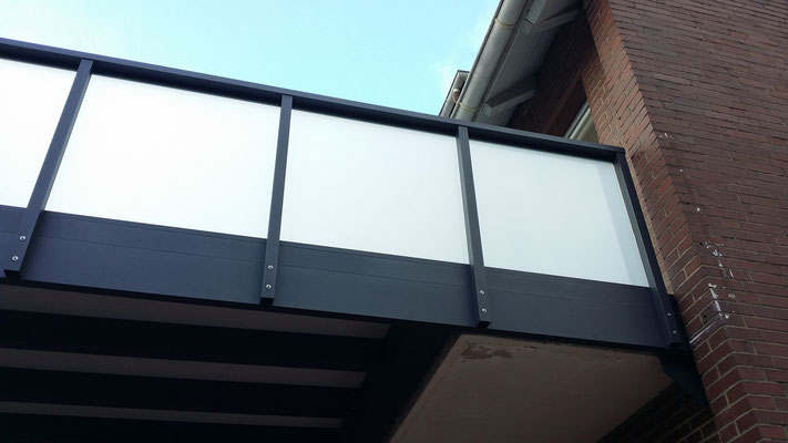 Balkon Aluminium farbbeschichtet Sicherheitsglas matt