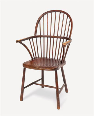 „Windsor“ Stuhl nach englischem Vorbild Von Adolf Loos in Verwendung unter anderem auch in der eigenen Wohnung ab 1903 Ausführung: vermutlich Thonet um 1913  Buche, gebogen, auf Eiche gebeizt  H 103 cm, SH 46 cm, B 60,5 cm, T 51 cm