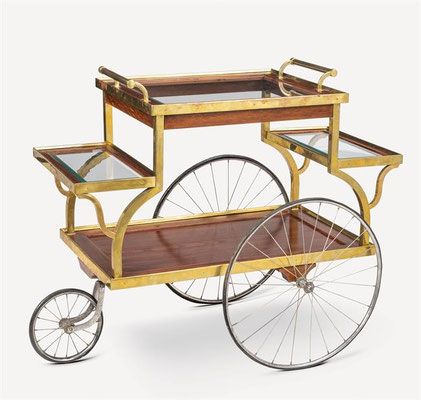 Servierwagen Entwurf Adolf Loos nach englischem Vorbild Ausführung: Friedrich Otto Schmidt, Wien um 1913  Eiche, Messing, Glas  H 78,5 cm, B 49 cm, B inkl. Rädern 57 cm, L 98,5 cm
