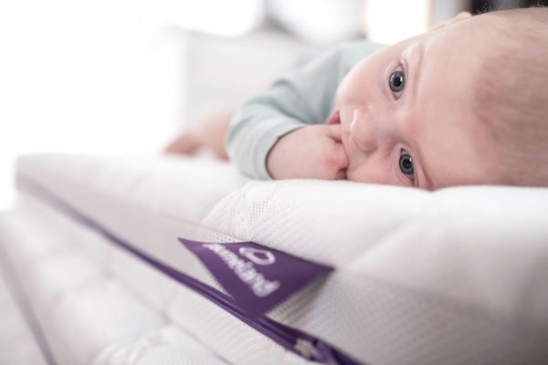 Baby liegend auf Träumeland Matratze