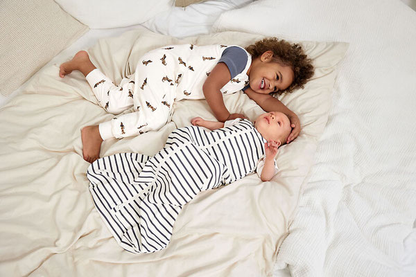 Baby & Freund kuscheln in Schlafsäcken von LÄSSIG
