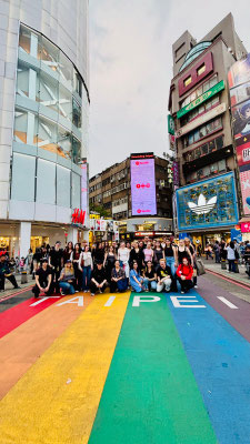 Die ganze Reisegruppe erkundet die pulsierende Metropole Taipei – hier an einem der markanten Zebrastreifen der Stadt.