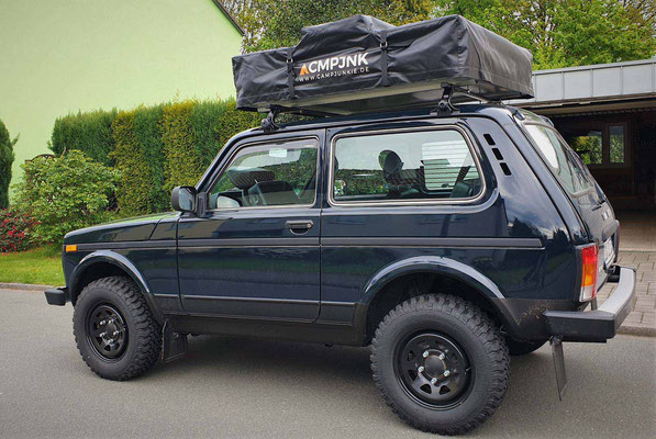 CAMPJunkie Dachzelt auf Lada Niva
