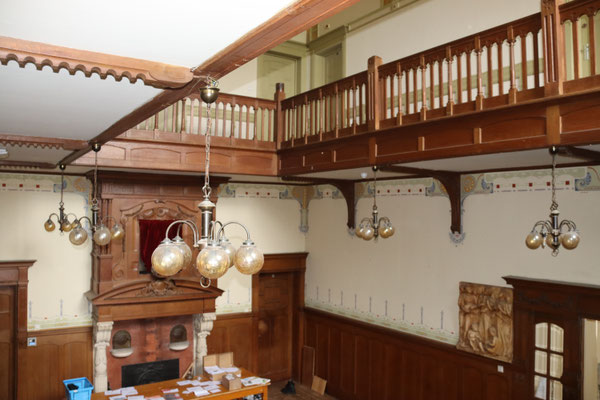 De gaaf behouden hall, gezien vanaf de trappartij. 