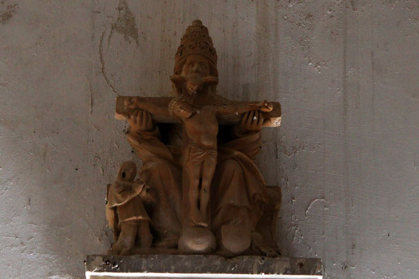 Groupe sculpté et sa console : Trinité (blason et chevalier donateur agenouillé). Pierre calcaire polychromée sous badigeon. 1ère moitié XVème siècle.