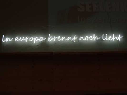 In Europe there is still light (neon-light installation: Barbara Ungepflegt, Text: Peter Ahorner, 2015)