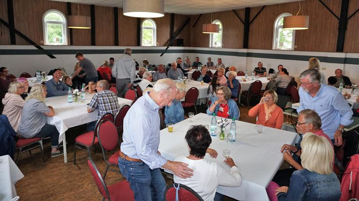 Grillfest mit Bingo spielen