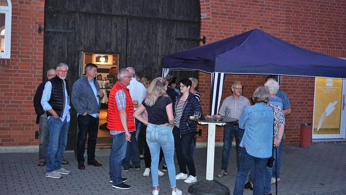 Grillfest mit Bingo spielen