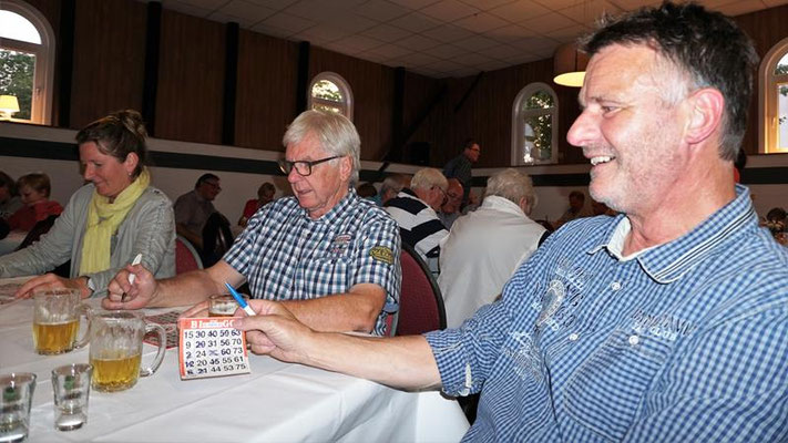 Grillfest mit Bingo spielen