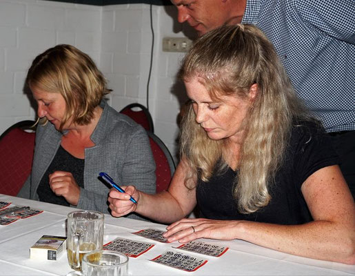 Grillfest mit Bingo spielen