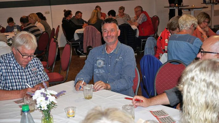Grillfest mit Bingo spielen