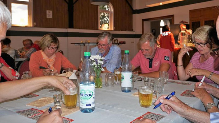 Grillfest mit Bingo spielen