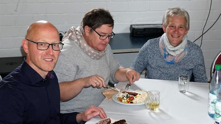 Grillfest mit Bingo spielen