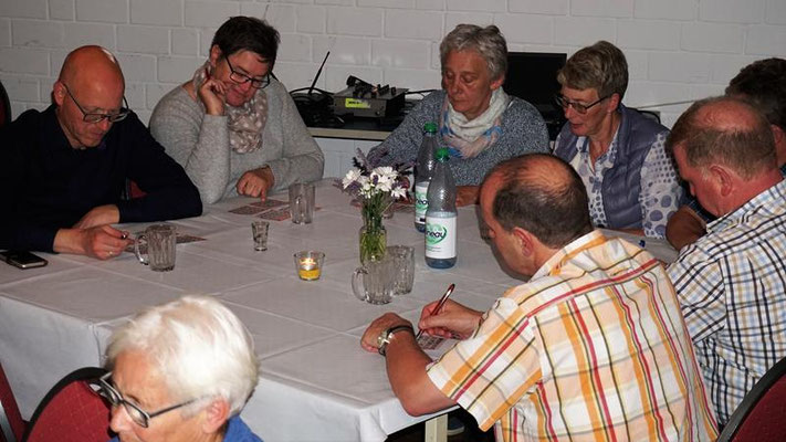Grillfest mit Bingo spielen