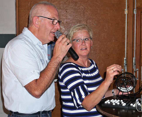 Grillfest mit Bingo spielen