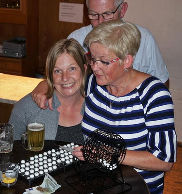 Grillfest mit Bingo spielen