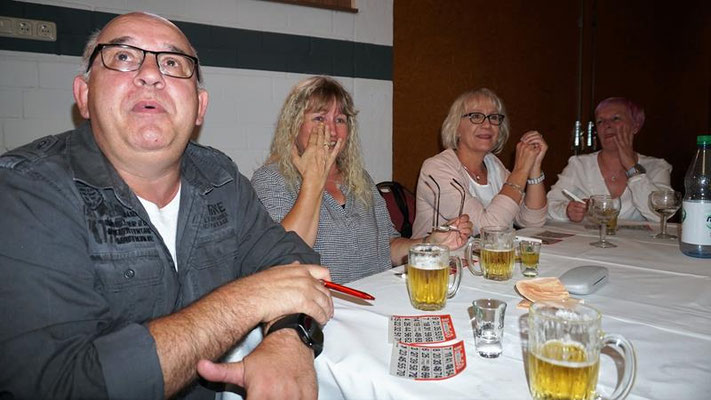Grillfest mit Bingo spielen