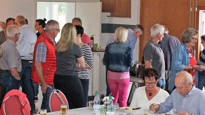 Grillfest mit Bingo spielen