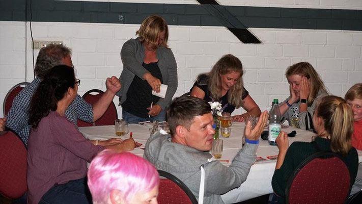 Grillfest mit Bingo spielen