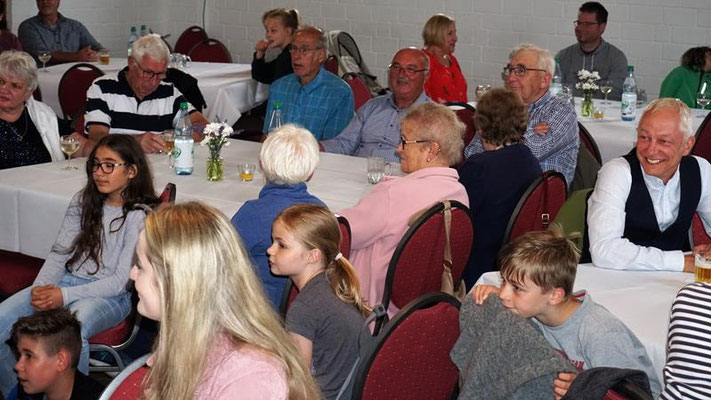Grillfest mit Bingo spielen