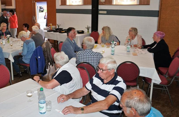 Grillfest mit Bingo spielen
