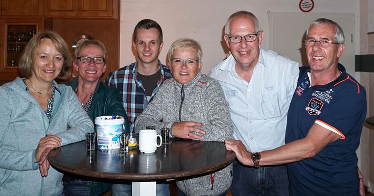 Grillfest mit Bingo spielen