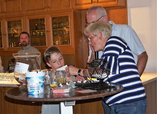 Grillfest mit Bingo spielen