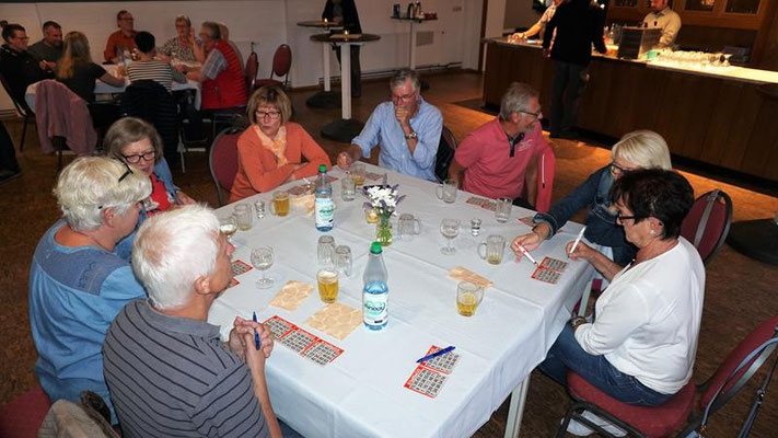 Grillfest mit Bingo spielen