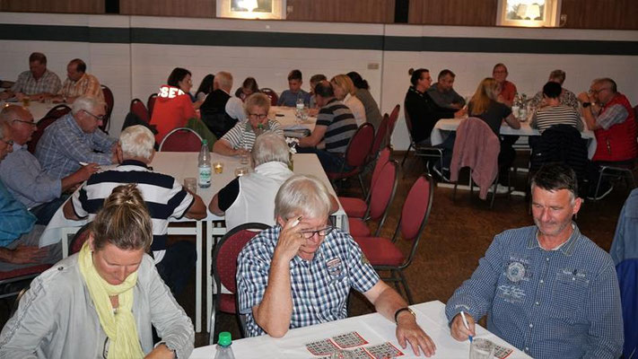 Grillfest mit Bingo spielen