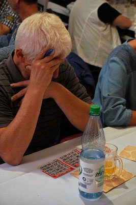 Grillfest mit Bingo spielen