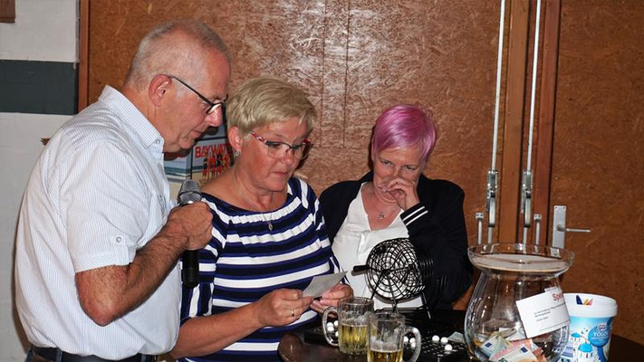 Grillfest mit Bingo spielen