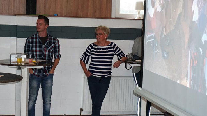 Grillfest mit Bingo spielen