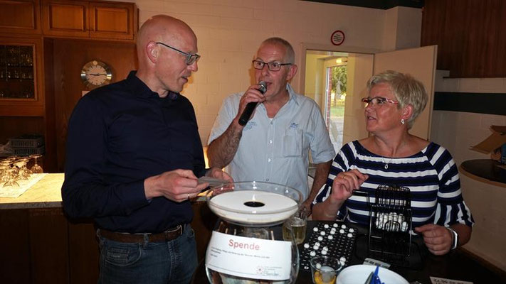 Grillfest mit Bingo spielen