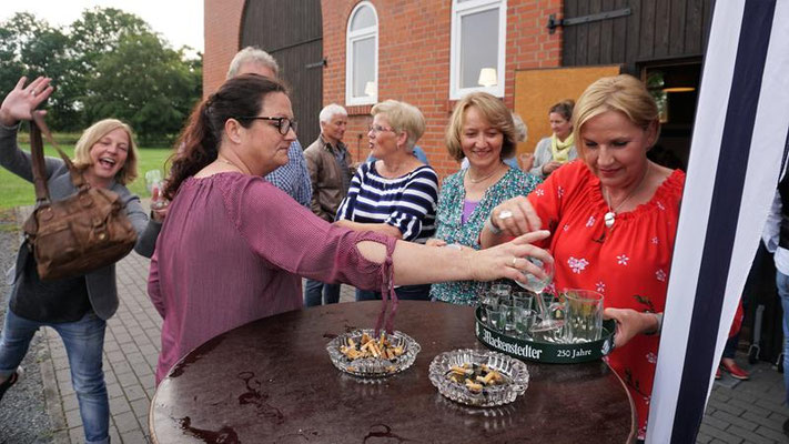 Grillfest mit Bingo spielen