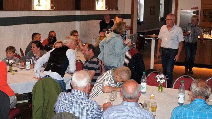 Grillfest mit Bingo spielen
