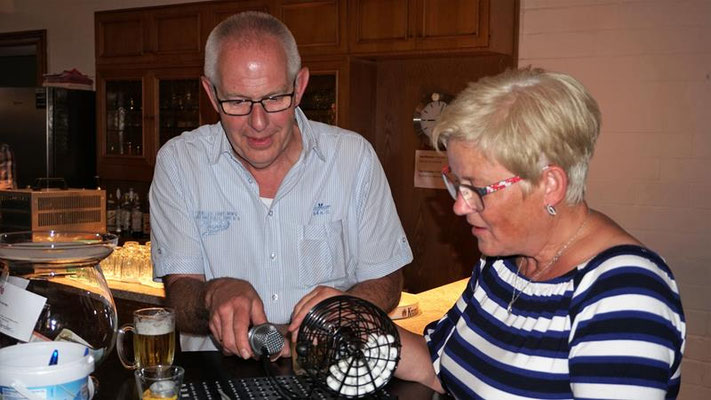 Grillfest mit Bingo spielen