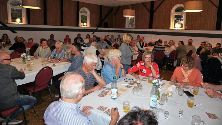 Grillfest mit Bingo spielen