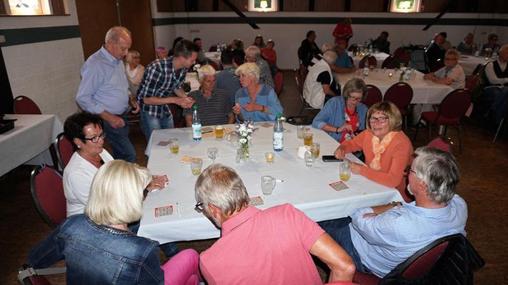 Grillfest mit Bingo spielen